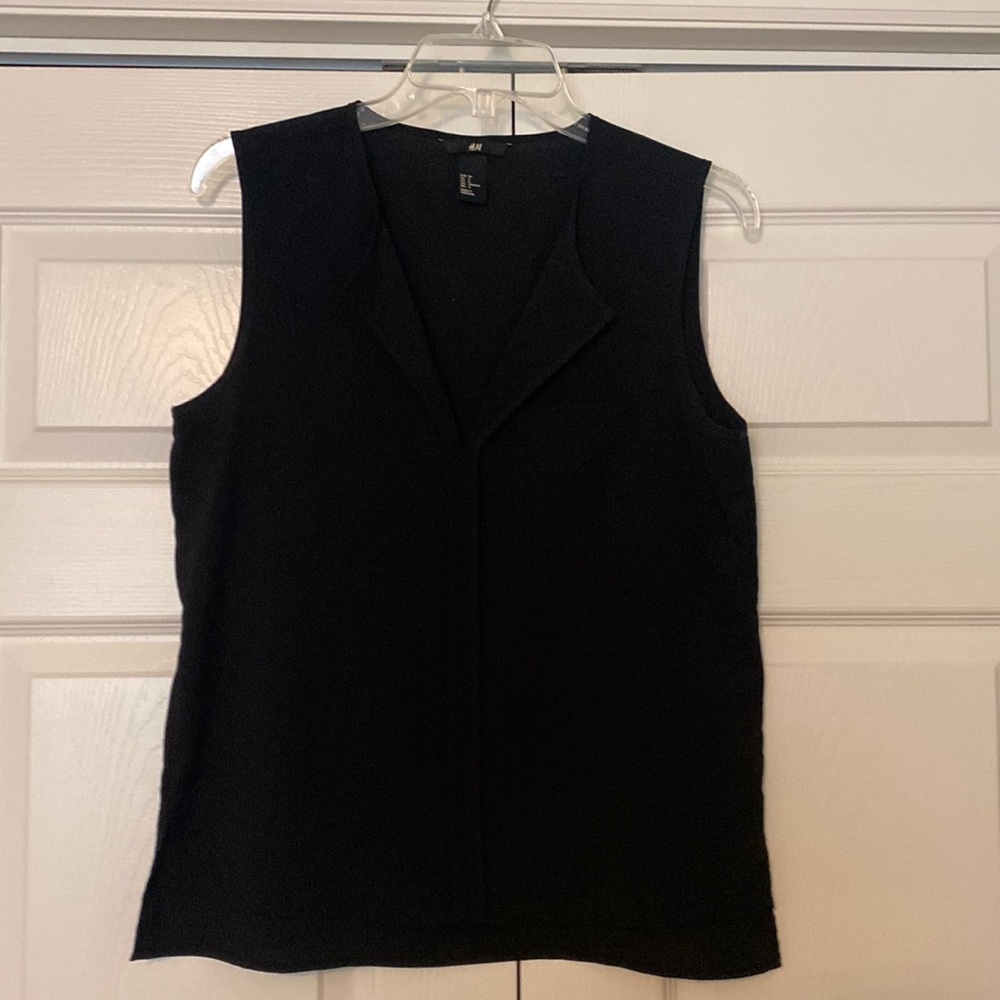 H&M. Women’s size 6. Black blouse